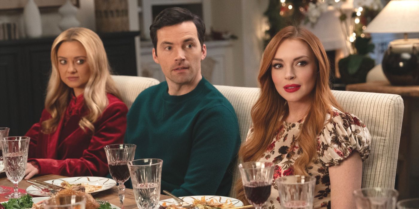 Cassie, Logan (Ian Harding) e Avery (Lindsay Lohan) sentam-se à mesa em Our Little Secret, da Netflix