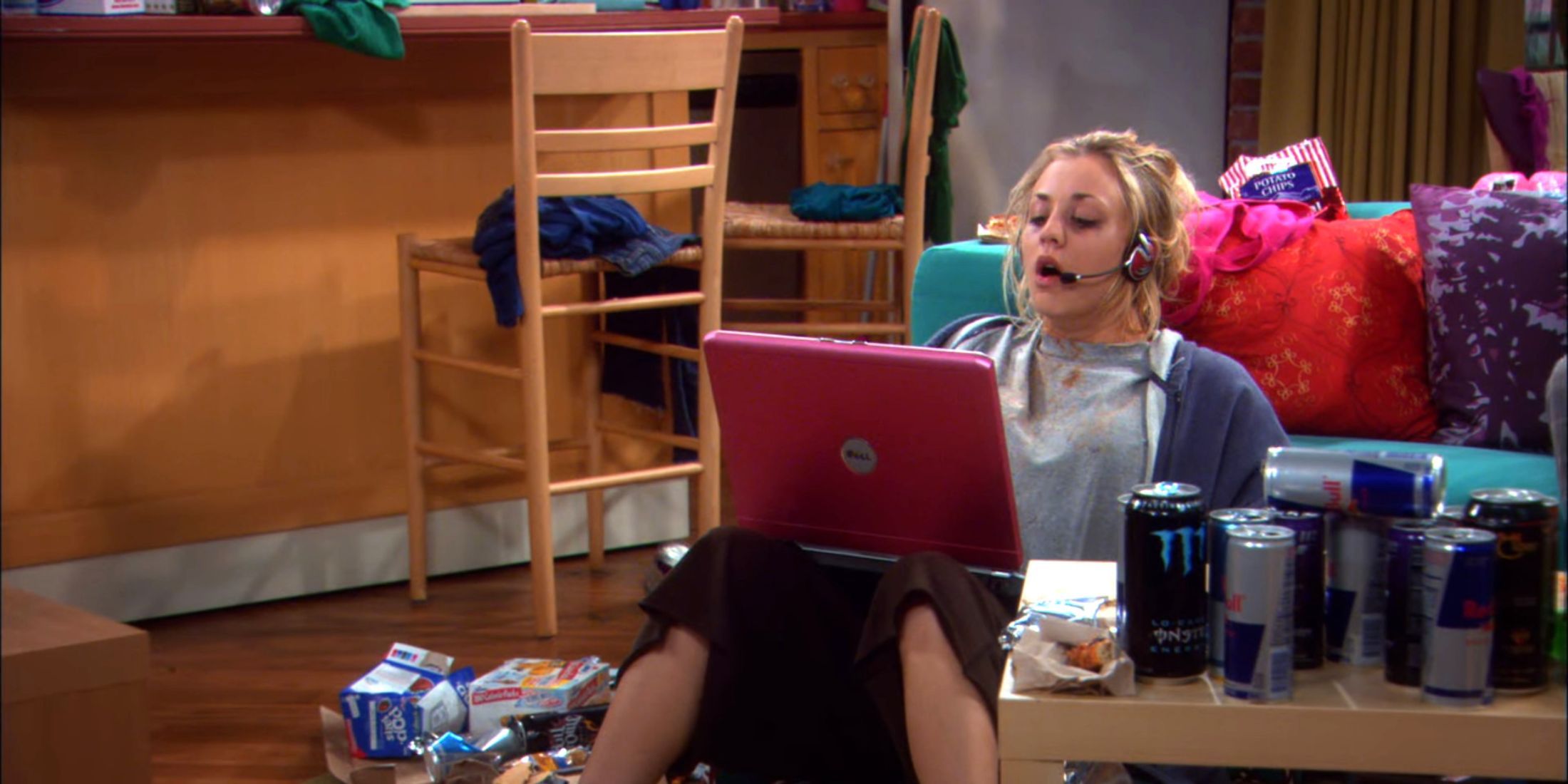 Penny parece suja enquanto joga videogame em seu laptop em The Big Bang Theory