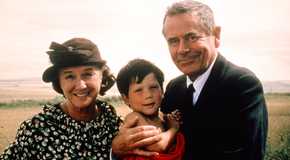 Phyllis Trixster and Glen Ford as Martha and Jonathan Kent holding young clark wrapped in his cape from Superman the Movie