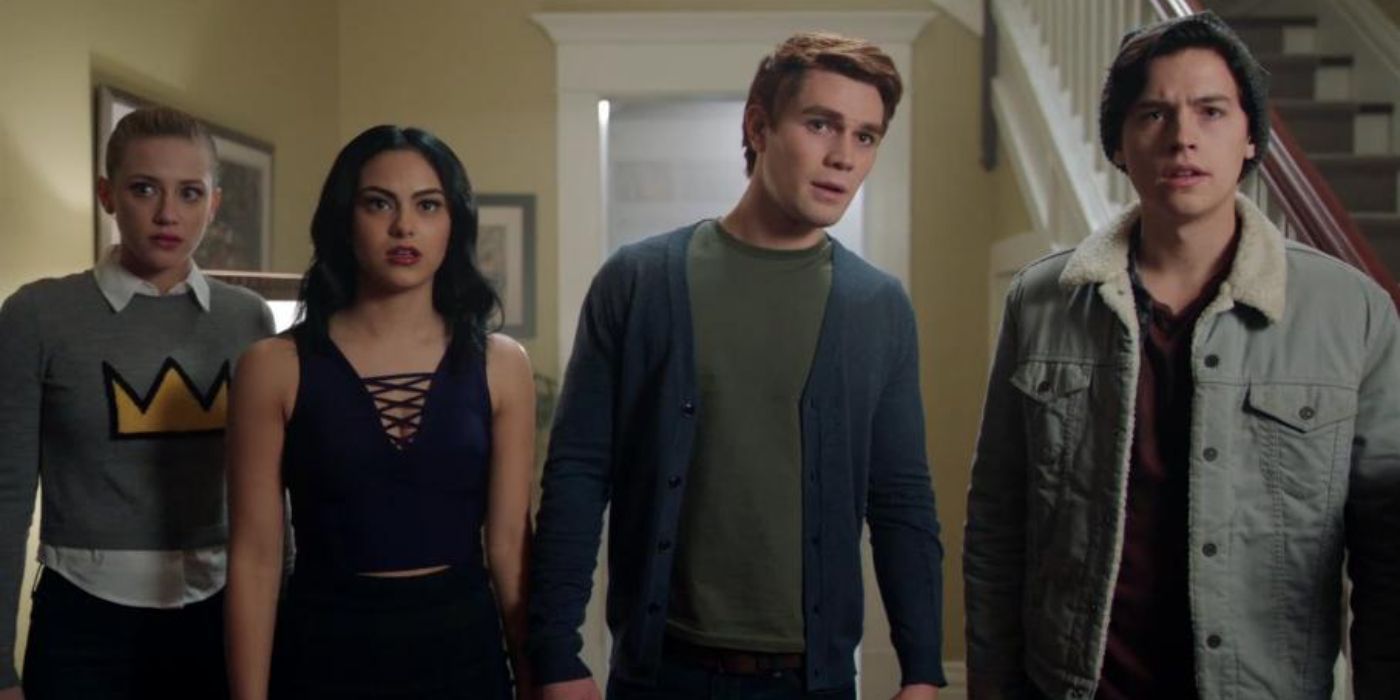 KJ Apa como Archie, Lilii Reinhart como Betty, Camila Mendes como Veronica y Cole Sprouse como Jughead en Riverdale