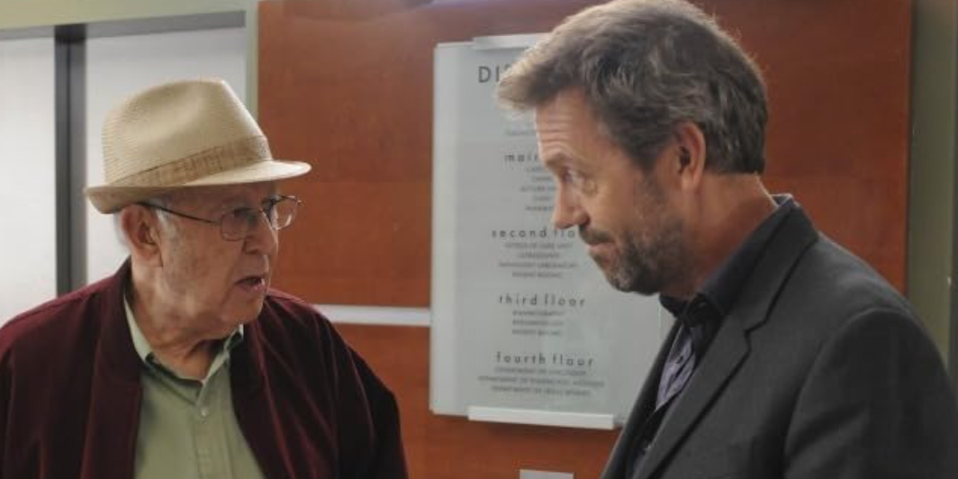 Dr. House fala com um paciente idoso em House MD.