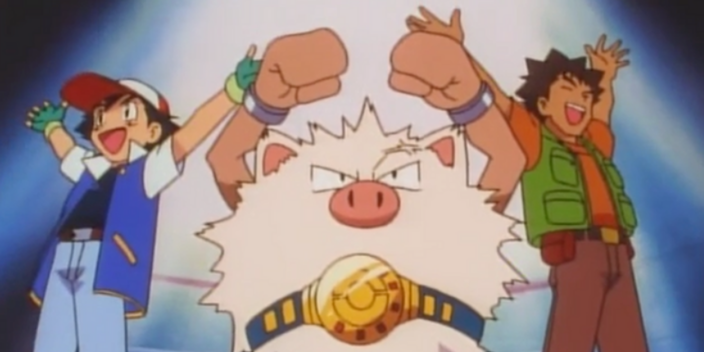 Ash e Brock estão aplaudindo enquanto o primeape de Ash eleva os braços na vitória depois de ganhar o Grande Prêmio no anime Pokemon.