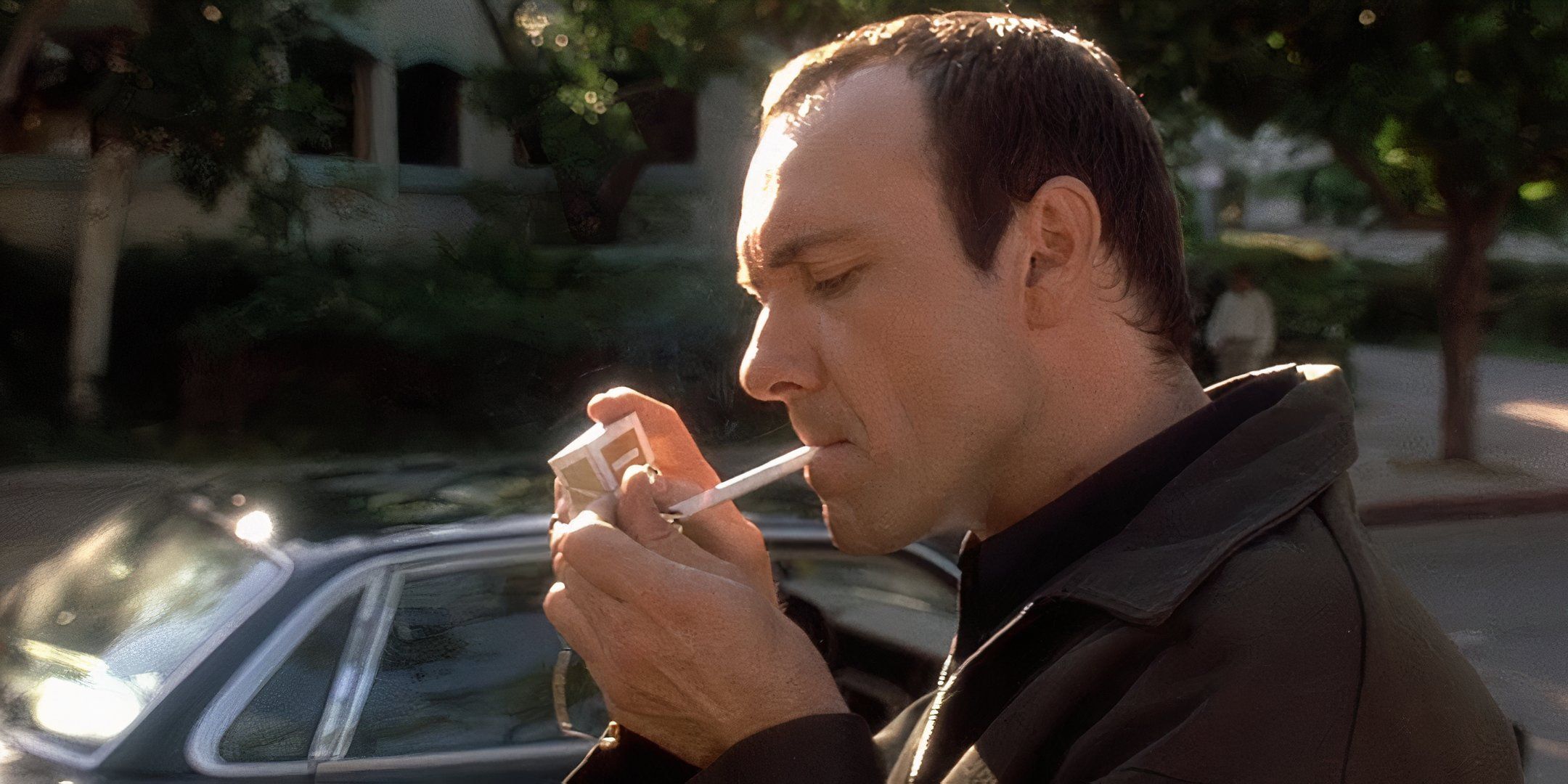 El villano de Kevin Spacey, Keyser Soze, encendiendo un cigarrillo después de escapar de la estación de policía en The Usual Suspects.