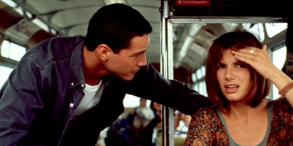 Keanu Reeves y Sandra Bullock conversan en el autobús en Speed.