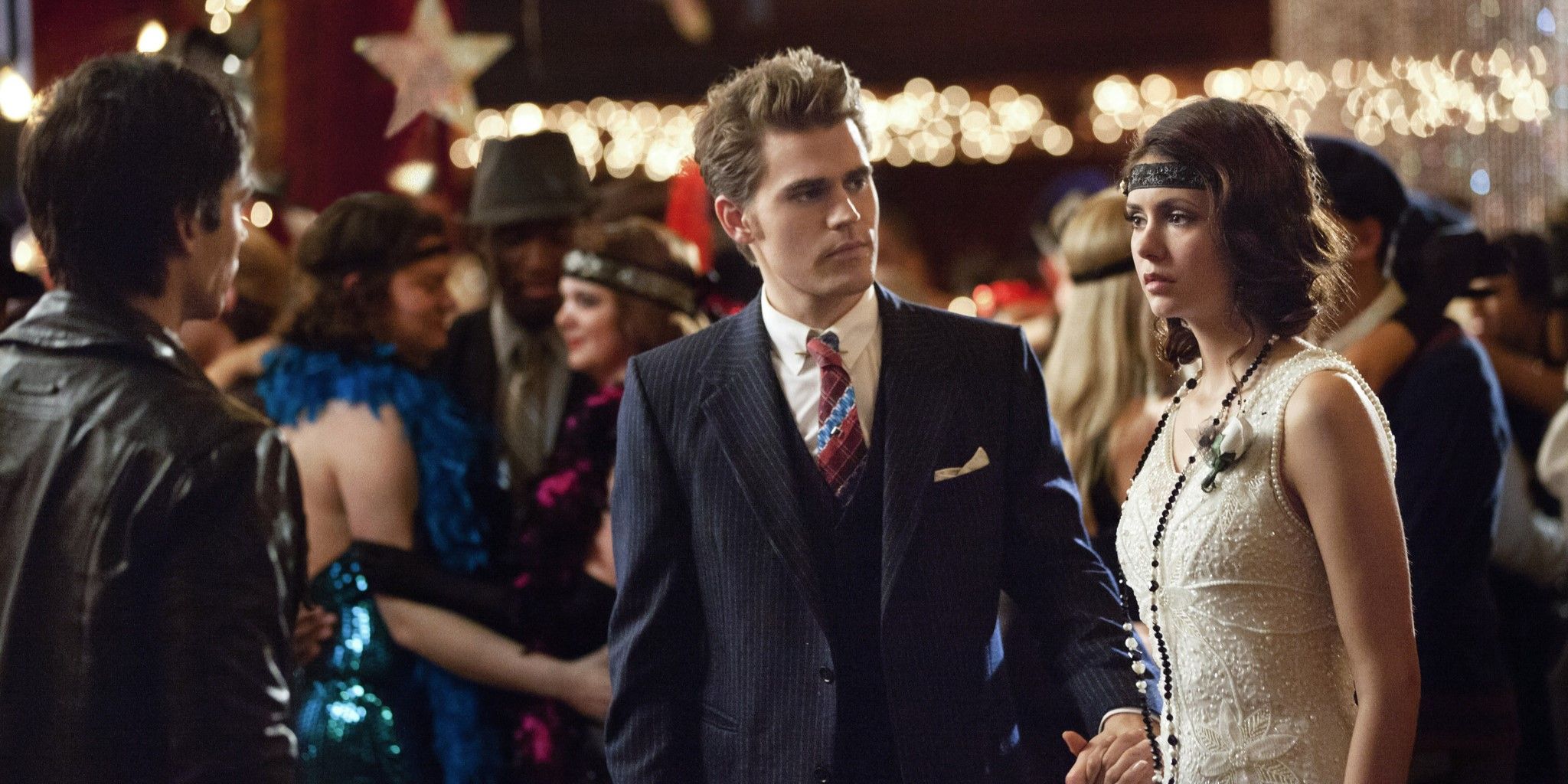 Stefan y Elena en un baile de décadas en TVD