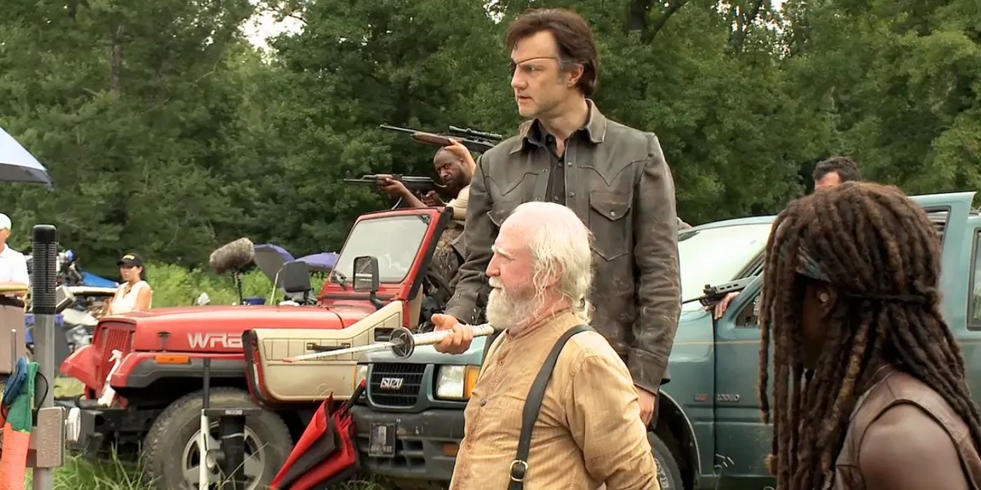 El Gobernador está a punto de matar a Hershel con una espada en The Walking Dead