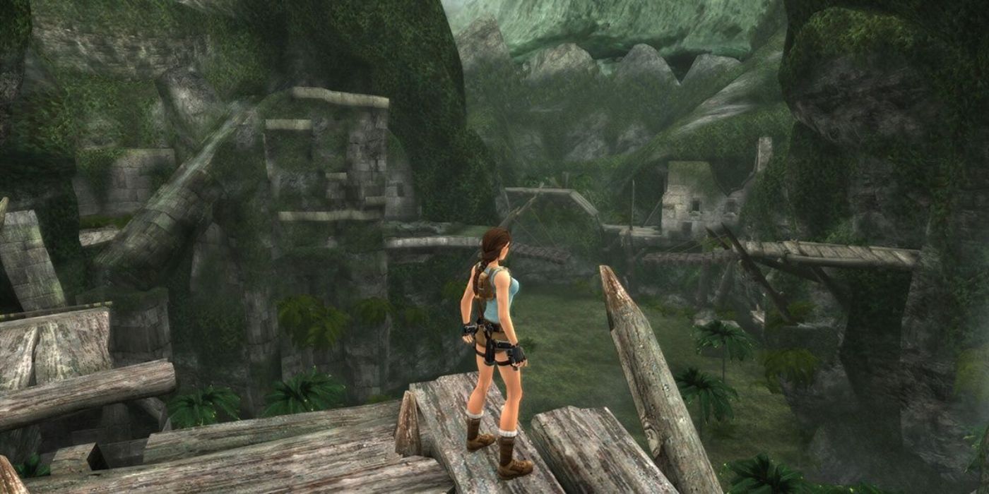 Lara Croft fica na beira de uma plataforma de madeira que supervisiona um rio em Tomb Raider II.