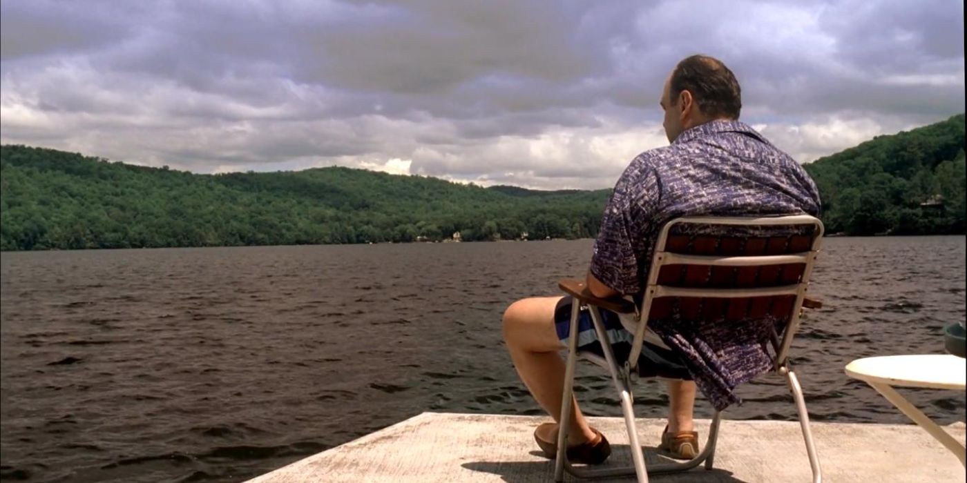 Tony senta sozinho e contempla o lago em Os Sopranos