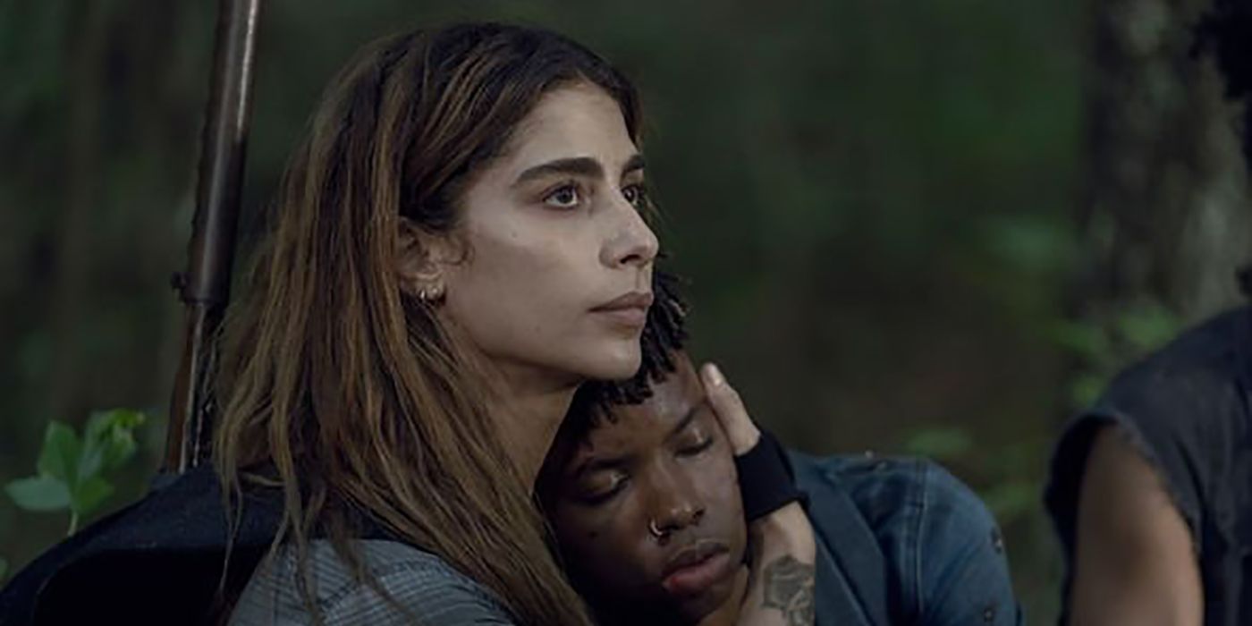 Magna embracing Kelly in The Walking Dead.