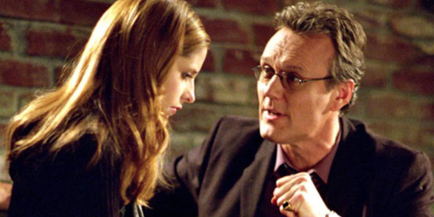 Giles olhando para Buffy atentamente