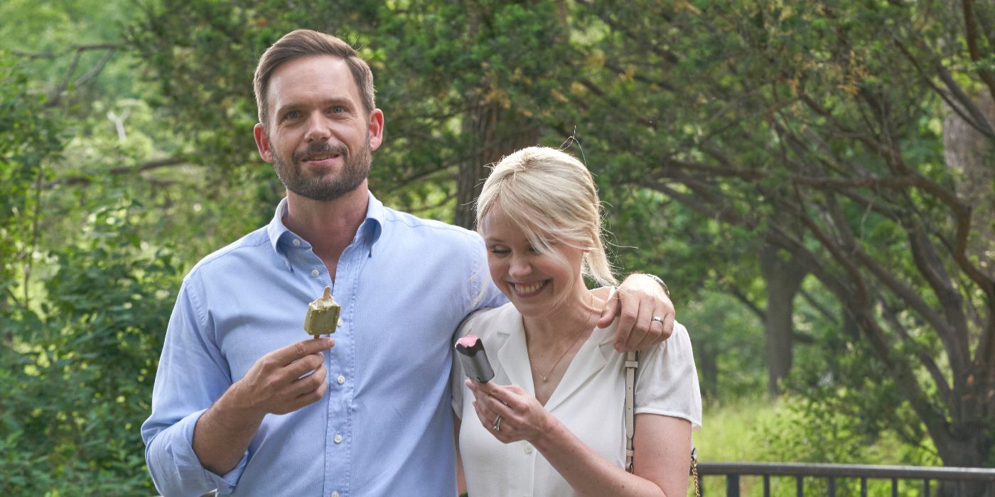 Albert y Charlotte (Alison Pill) caminan juntos con Charlotte sonriendo en la película El joven Werther