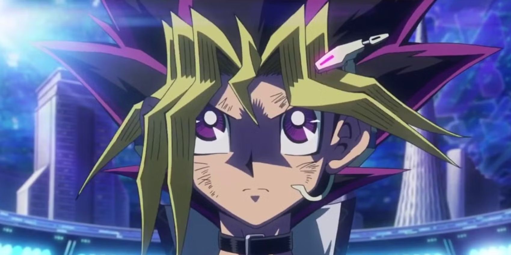 Yugi Muto olha para cima com uma expressão séria