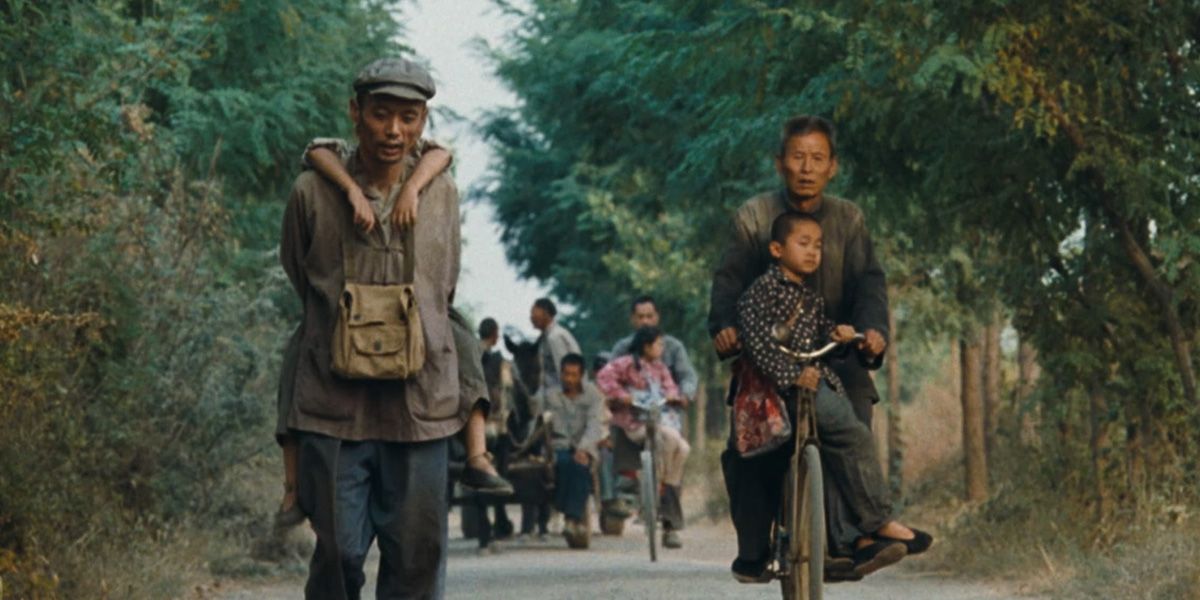 A família Xú foge por uma estrada pavimentada em Zhang Yimou's para morar.