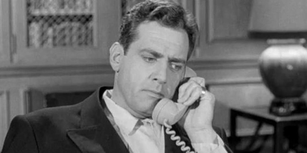 Perry Mason (Raymond Burr) atende um telefone em seu drama legal homônimo.