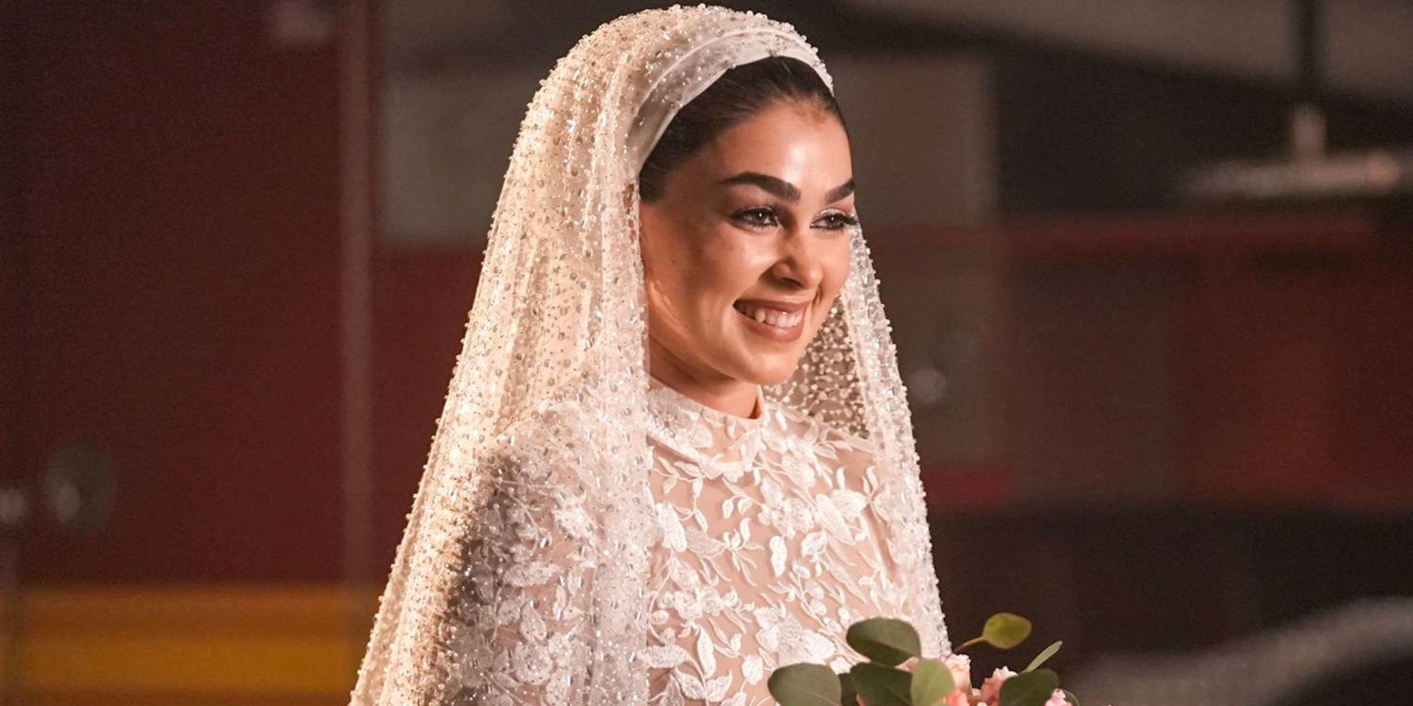 Marjan Marwani, interpretada pela atriz Natacha Karam, sorrindo, usando um vestido de noiva em 9-1-1 Lone Star