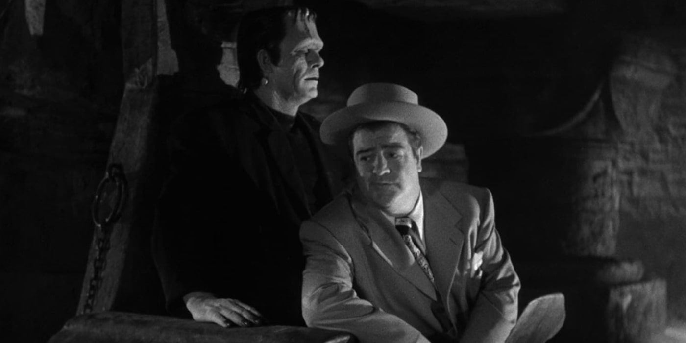 Wilbur (Lou Costello) fica no colo do monstro (Glenn Strange) em Abbott e Costello conhece Frankenstein.