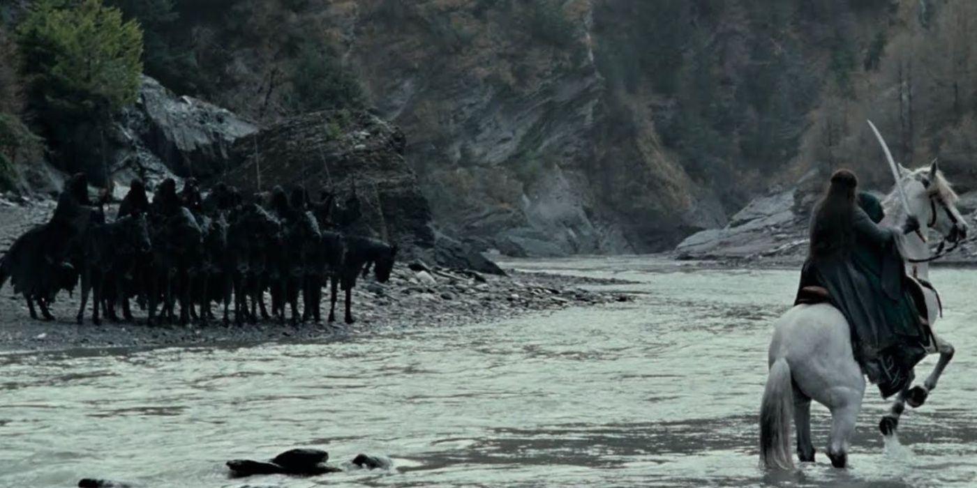 Arwen a cavalo correndo contra os Nazgul através do rio em O Senhor dos Anéis.