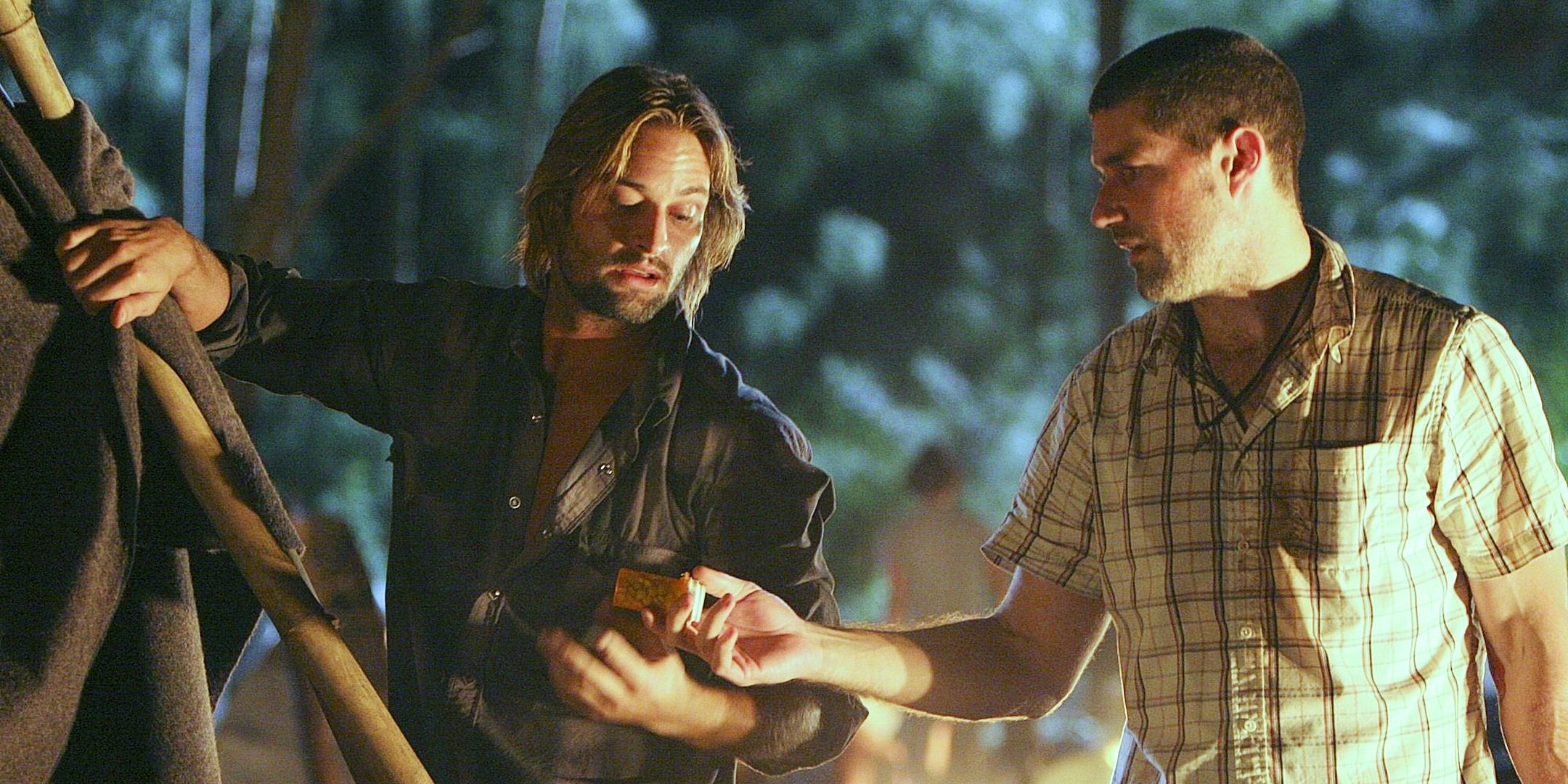 À noite, Sawyer segura uma barraca improvisada em uma camisa esfarrapada como Jack Shephard em uma camisa xadrez entrega a ele uma garrafa de remédio da série LSOT