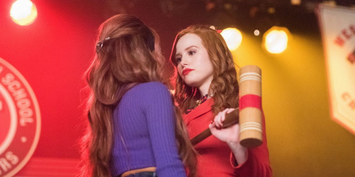 Madelaine Petsch como Cheryl Blossom e Vanessa Morgan como Toni Topaz de Riverdale