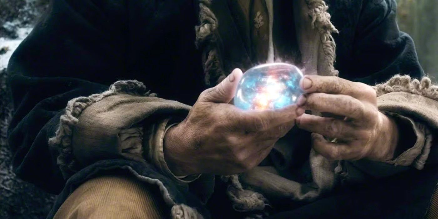 Bilbo segurando a Pedra Arken em O Hobbit: A Batalha dos Cinco Exércitos