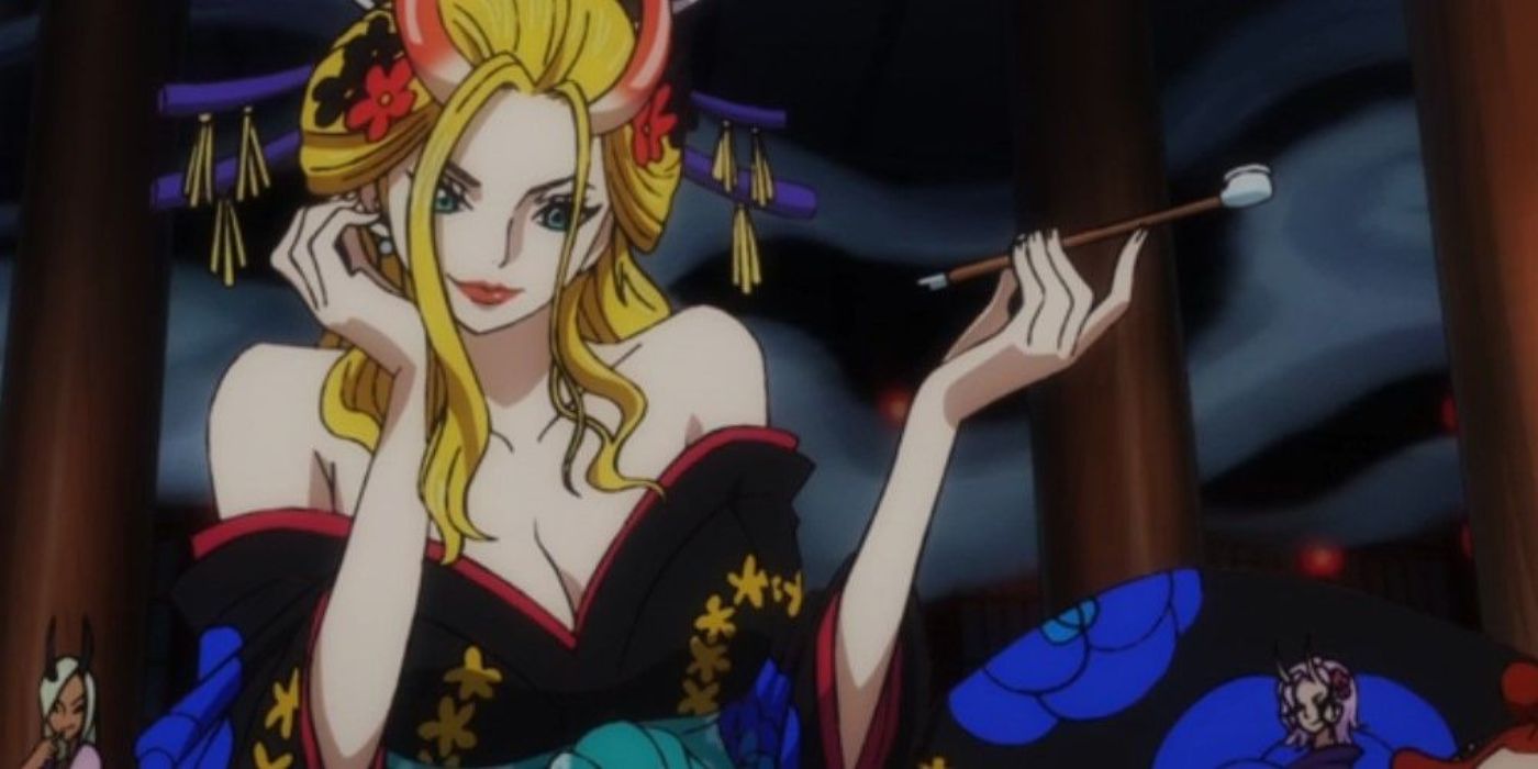 Black Maria, Wano Country Arc sırasında olan One Piece 1011 bölümünde uzun, ince bir sigara borusu ve sırıtma tutuyor.