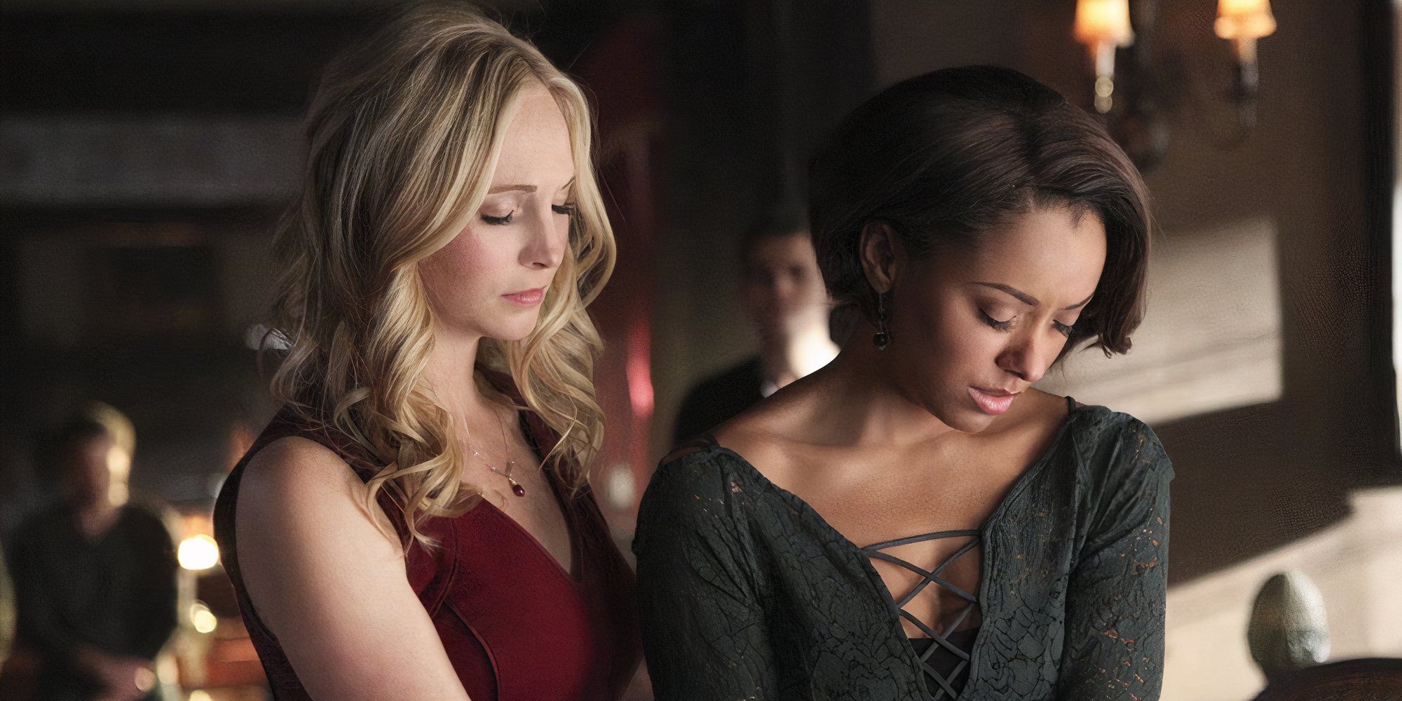 Bonnie e Caroline parecem tristes no TVD