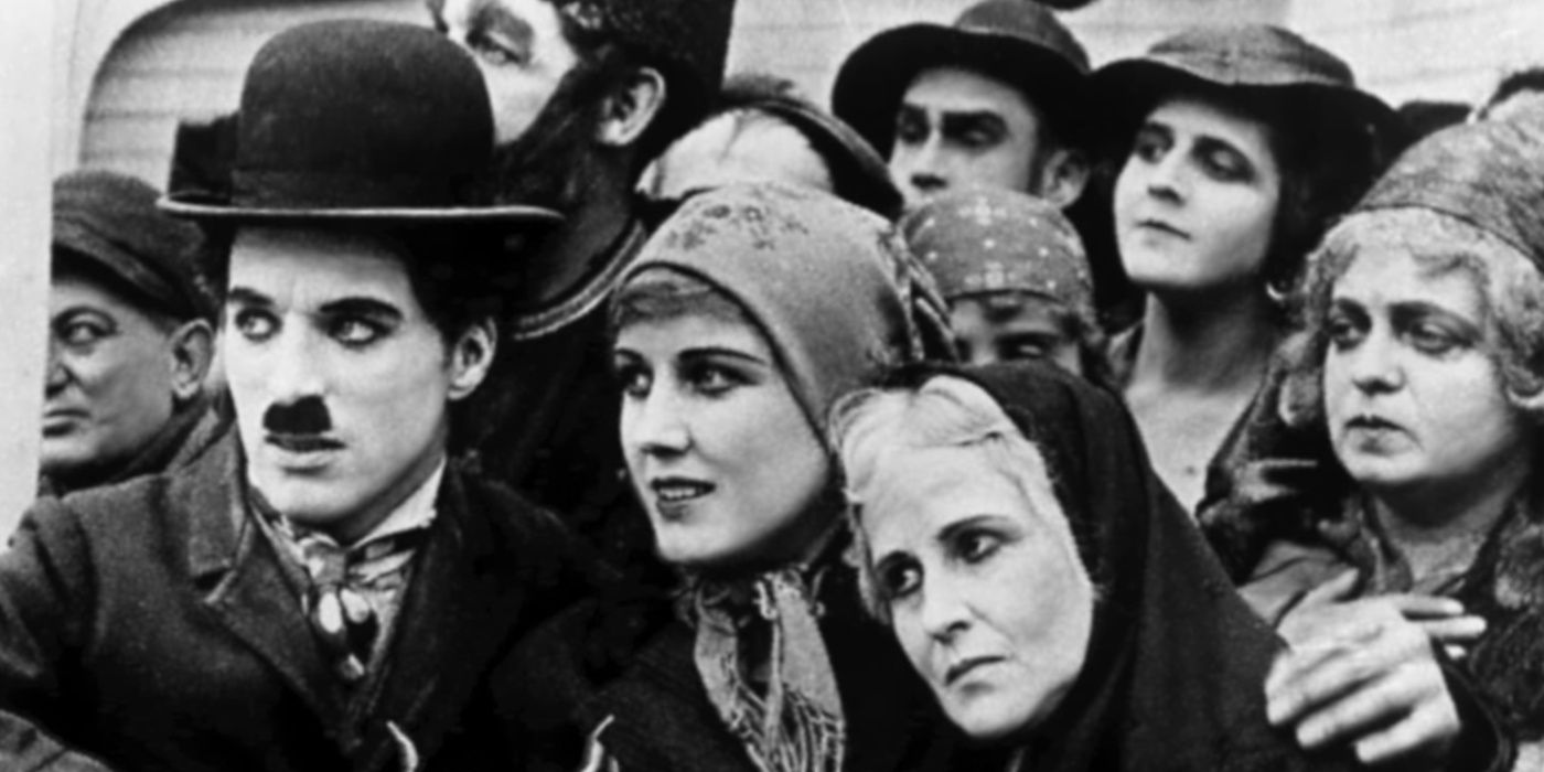 Charlie Chaplin e Edna Purviance estão em um barco indo para a América em O Imigrante.