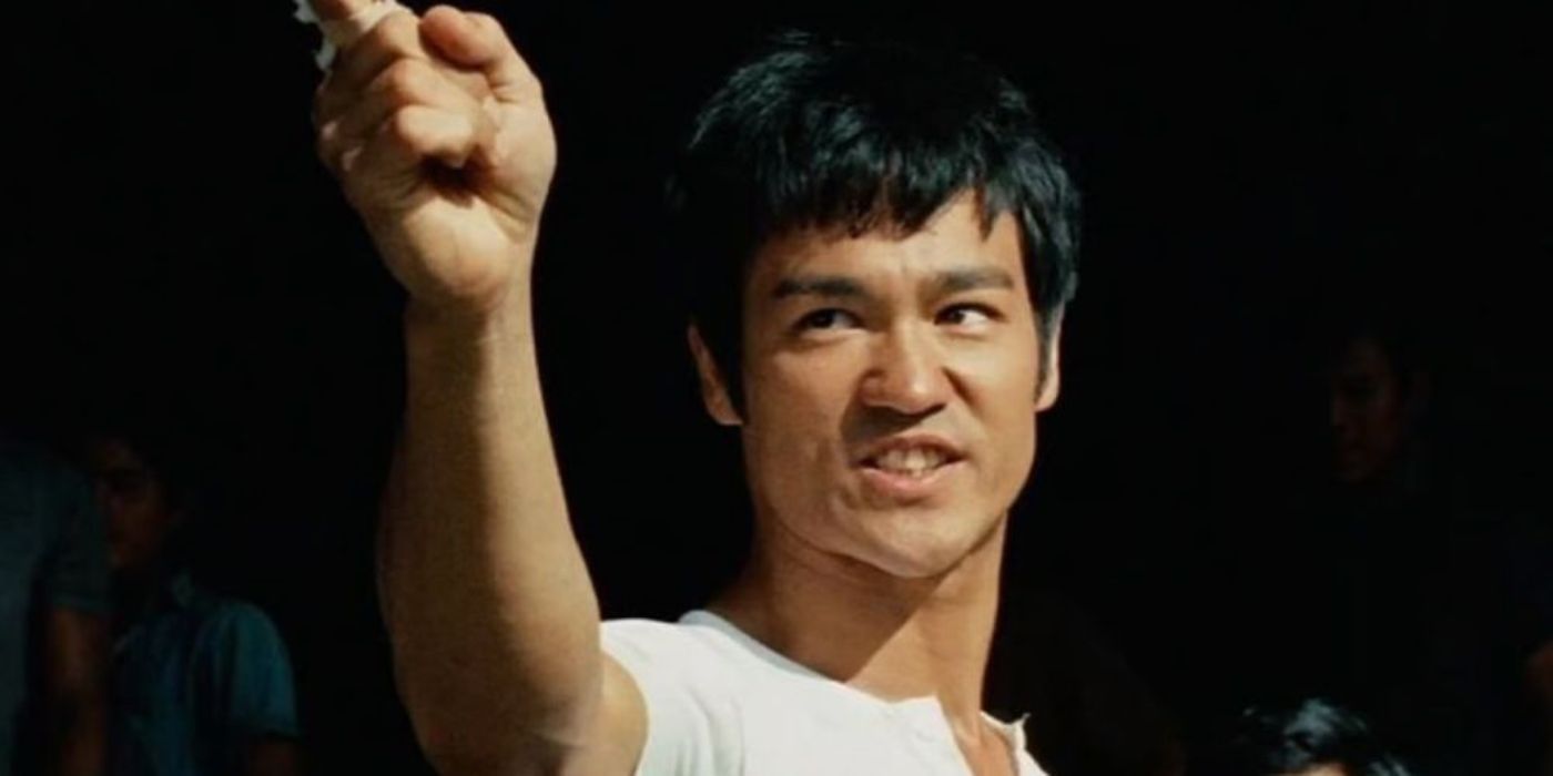 Cheng (Bruce Lee) aponta o dedo para frente enquanto desafia outros em The Big Boss.