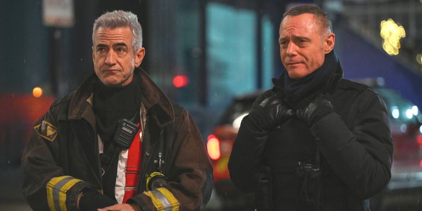 Um close de Dom Pascal e Hank Voight do lado de fora, olhando para Chicago em Chicago PD