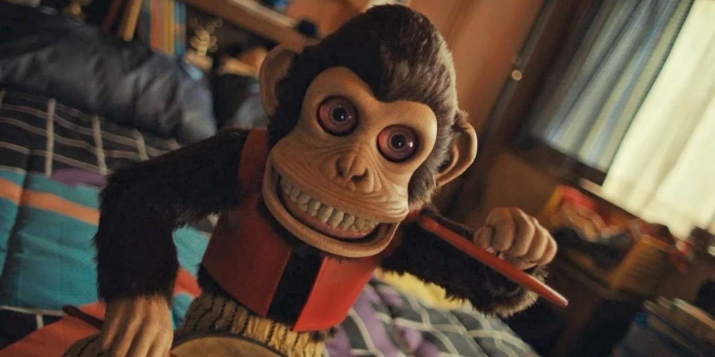 Macaco de brinquedo assustador de The Monkey de Stephen King batendo na bateria