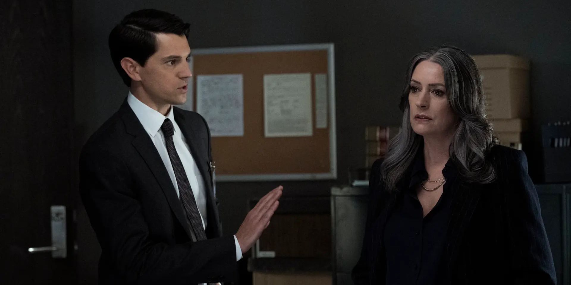 Emily Prentiss parece irritada enquanto Doug Bailey fala com ela em Criminal Minds Evolution