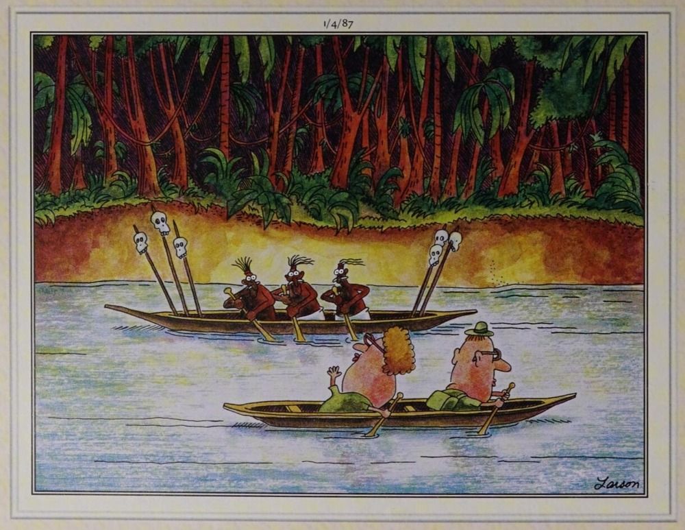 Duas pessoas de cabeça grande em uma canoa passam por um grupo de caçadores de cabeça de canoagem.