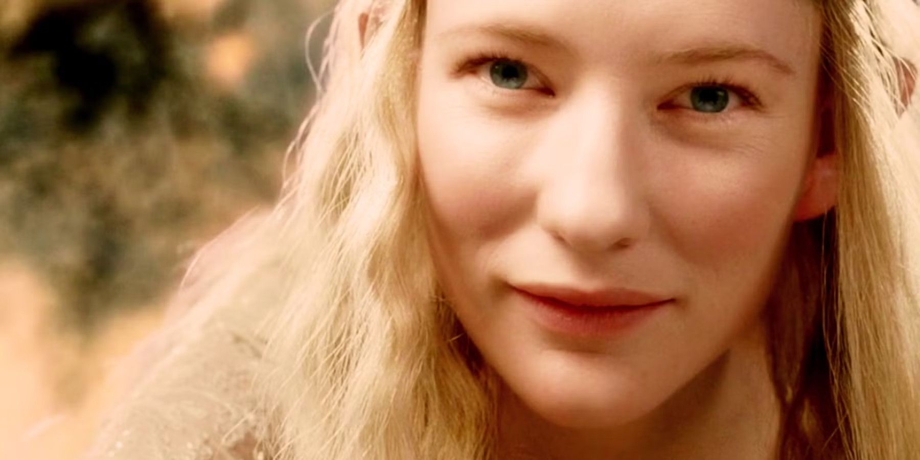 Cate Blanchett como Galadriel sorrindo no Senhor dos Anéis: a comunhão do anel