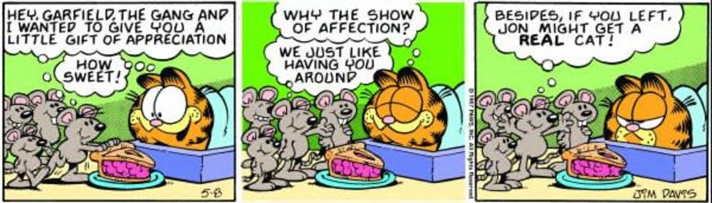 Alguns ratos dão a Garfield um pedaço de torta.