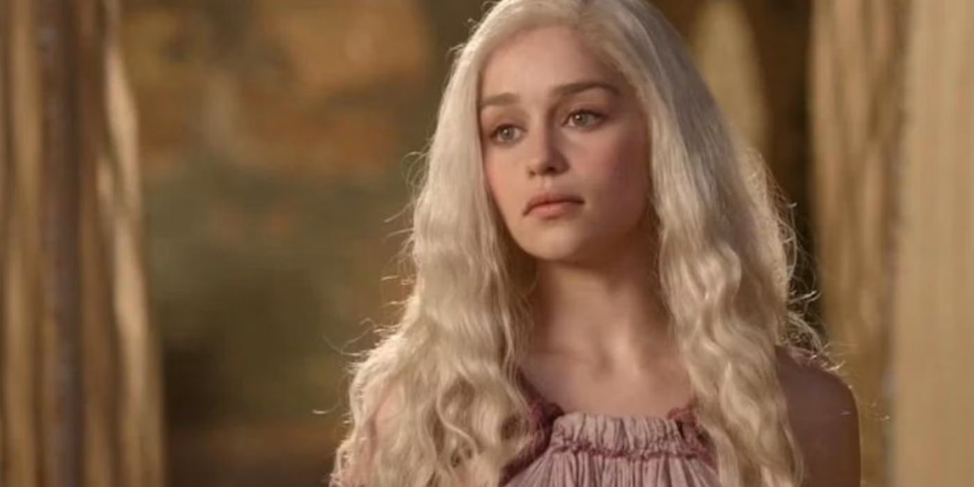 Daenerys olha com uma expressão sombria na primeira temporada de Game of Thrones.