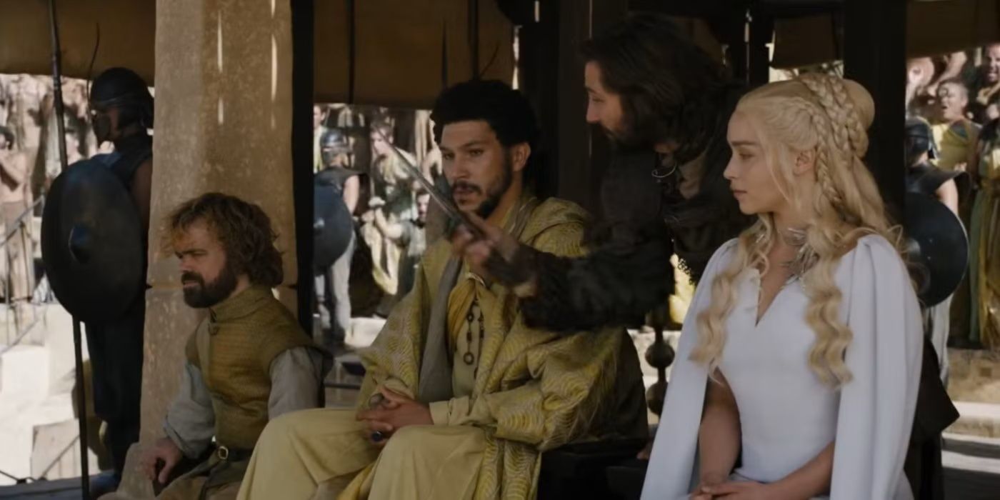 Tyrion senta -se com o marido de Danery, Daenerys e Daario.