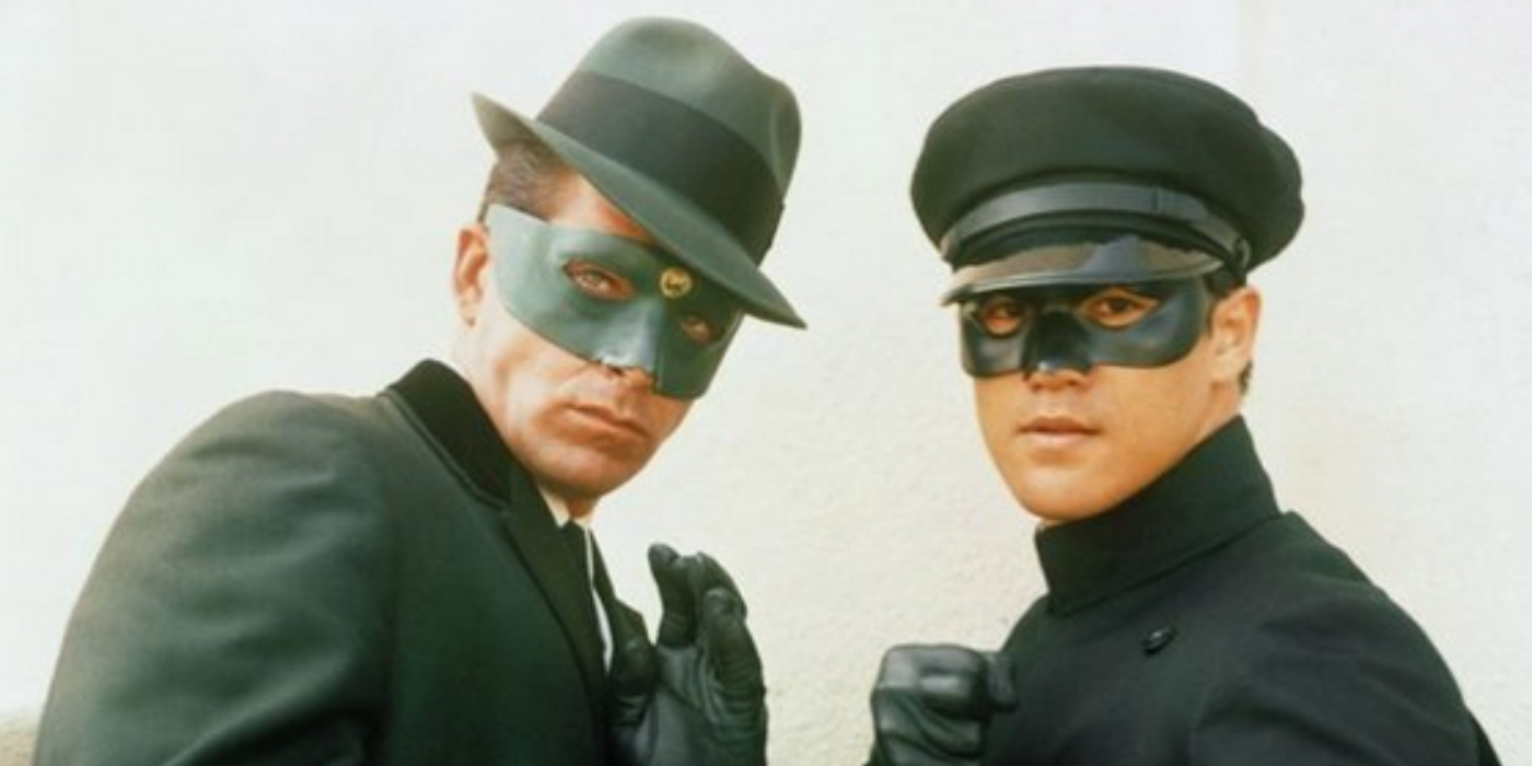 Green Hornet (Van Williams) e Kato (Bruce Lee) estão em poses prontas para a ação em The Green Hornet.