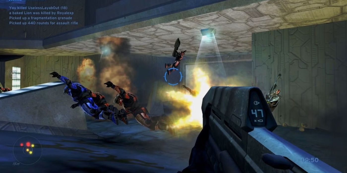 Jogabilidade de Halo: Combat Evolved com um jogador atirando em oponentes lançados por uma explosão.