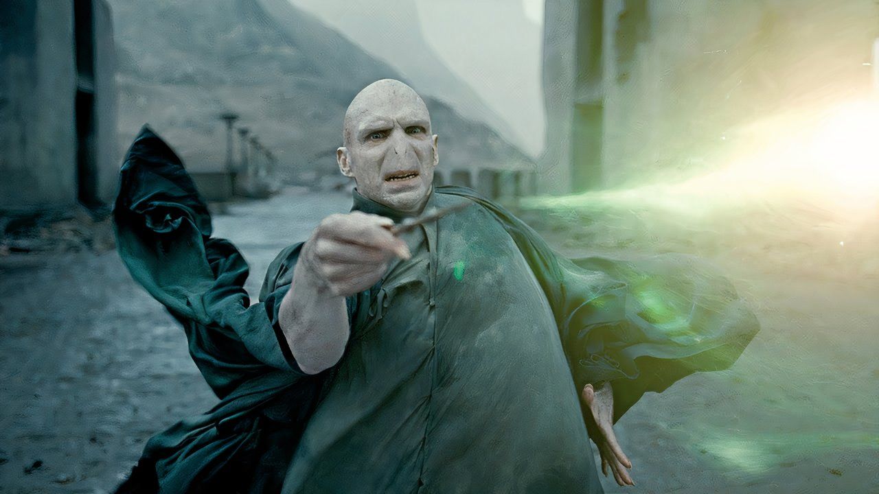 Lord Voldemort Duels Harry Potter para tentar assumir o mundo em Harry Potter.