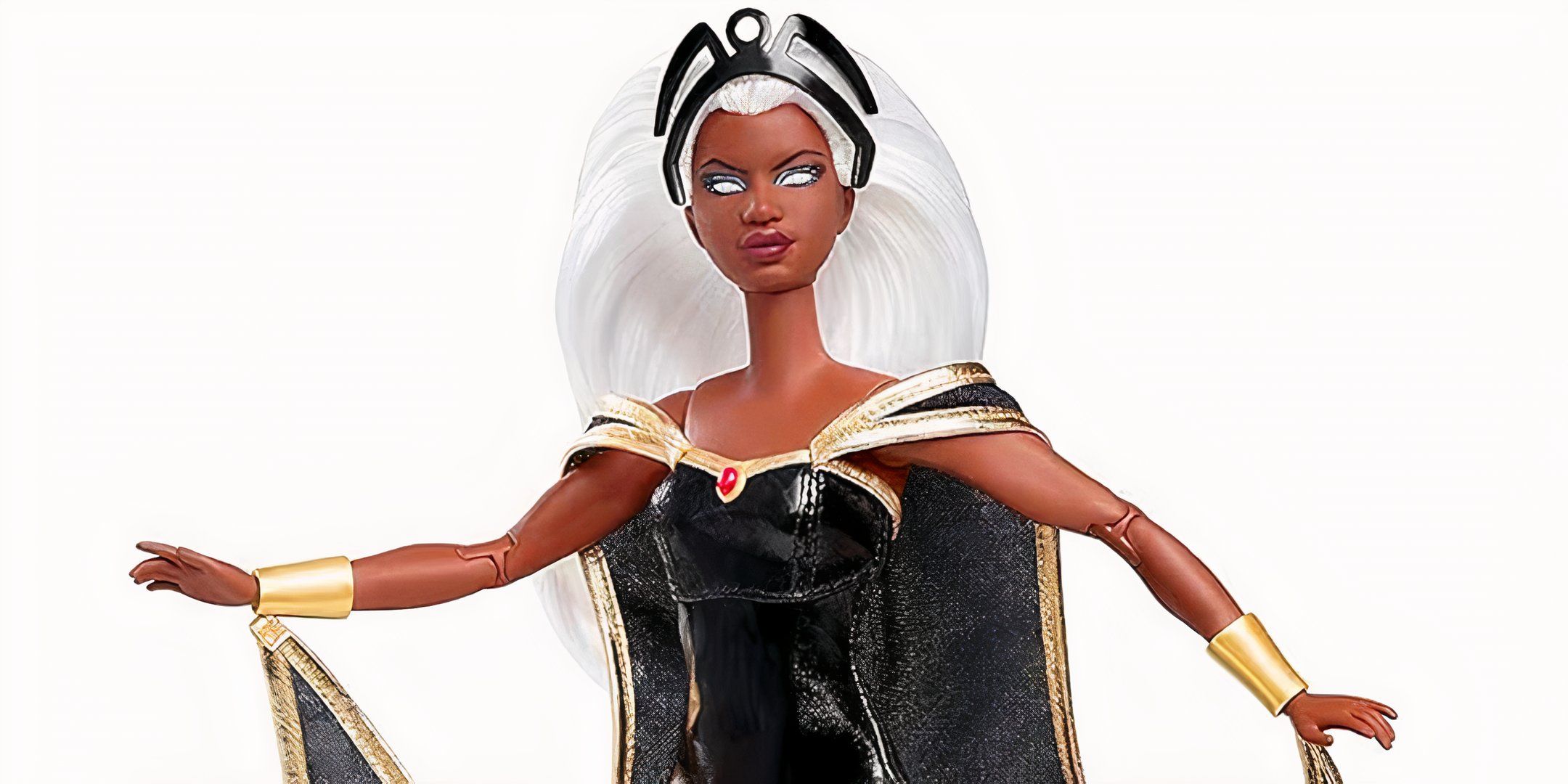 Boneca Storm da Mattel Barbie com os braços estendidos 