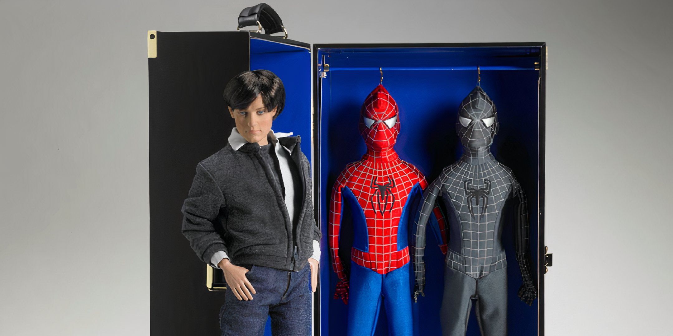 Homem-Aranha 3 Peter Parker em frente a um baú com duas fantasias da Tonner Doll Company