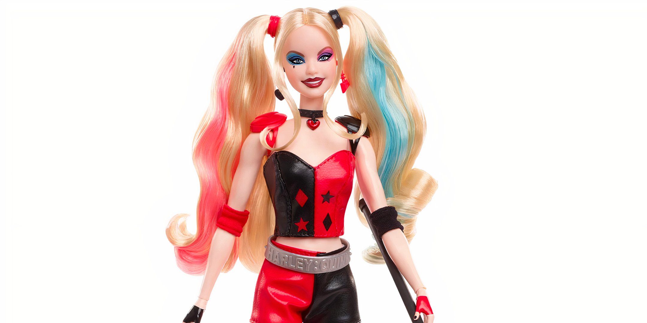 Doll Harley Quinn Barbie empunhando seu martelo