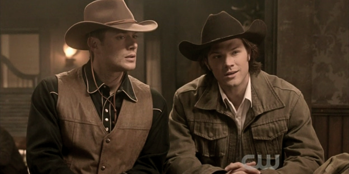 Jensen Ackles e Jared Padalecki como Dean e Sam Winchester em bar no Velho Oeste em Supernatural _Frontier land