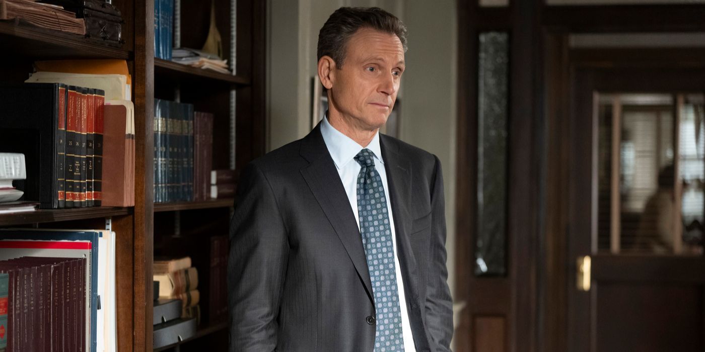 Nicholas Baxter (Tony Goldwyn) vestindo um terno preto, em um escritório na 24ª temporada de Law & Order