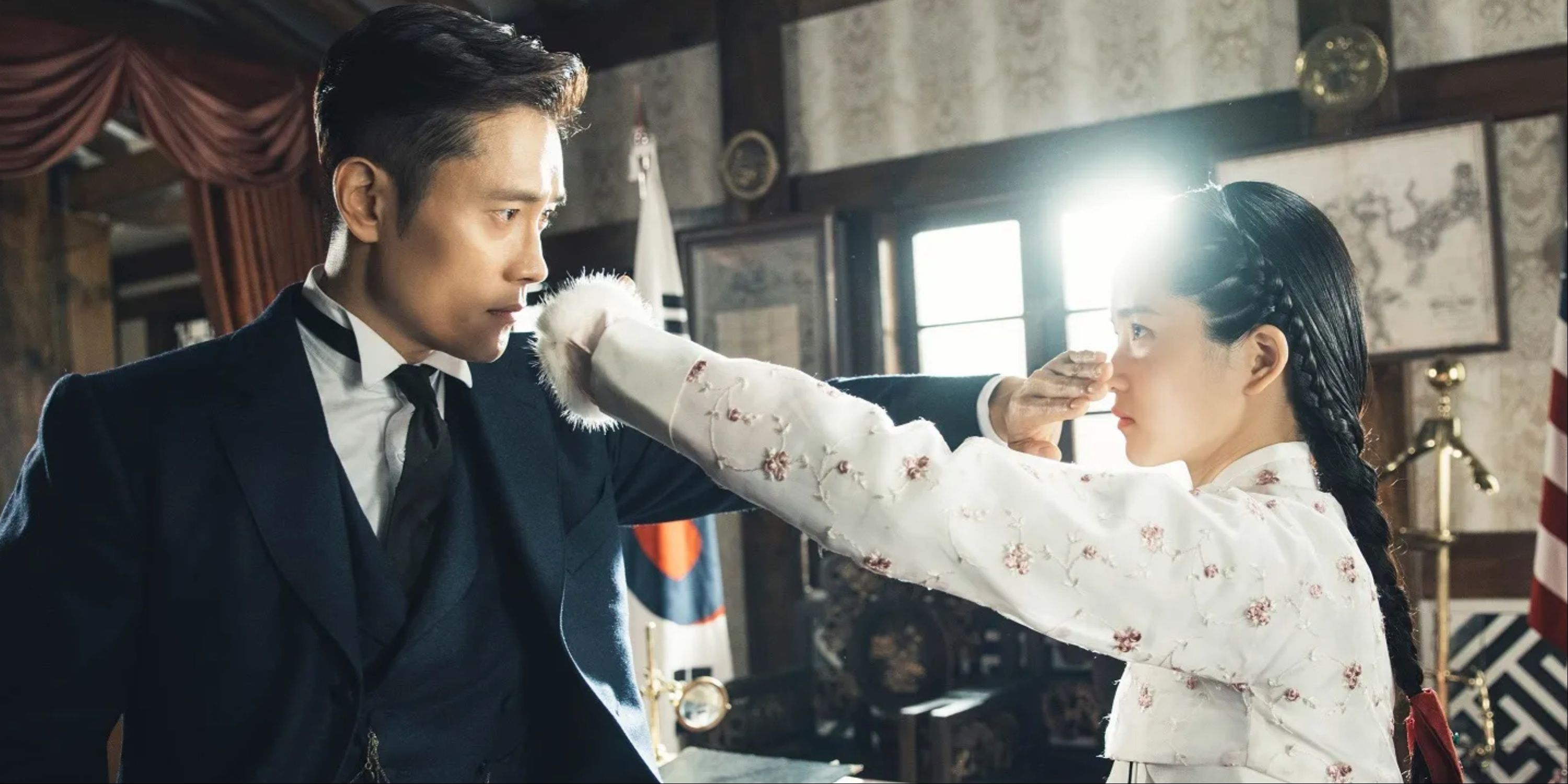 Lee Byung-hun como Eugene Choi e Kim Tae-ri como Go Ae-shin em Mr.