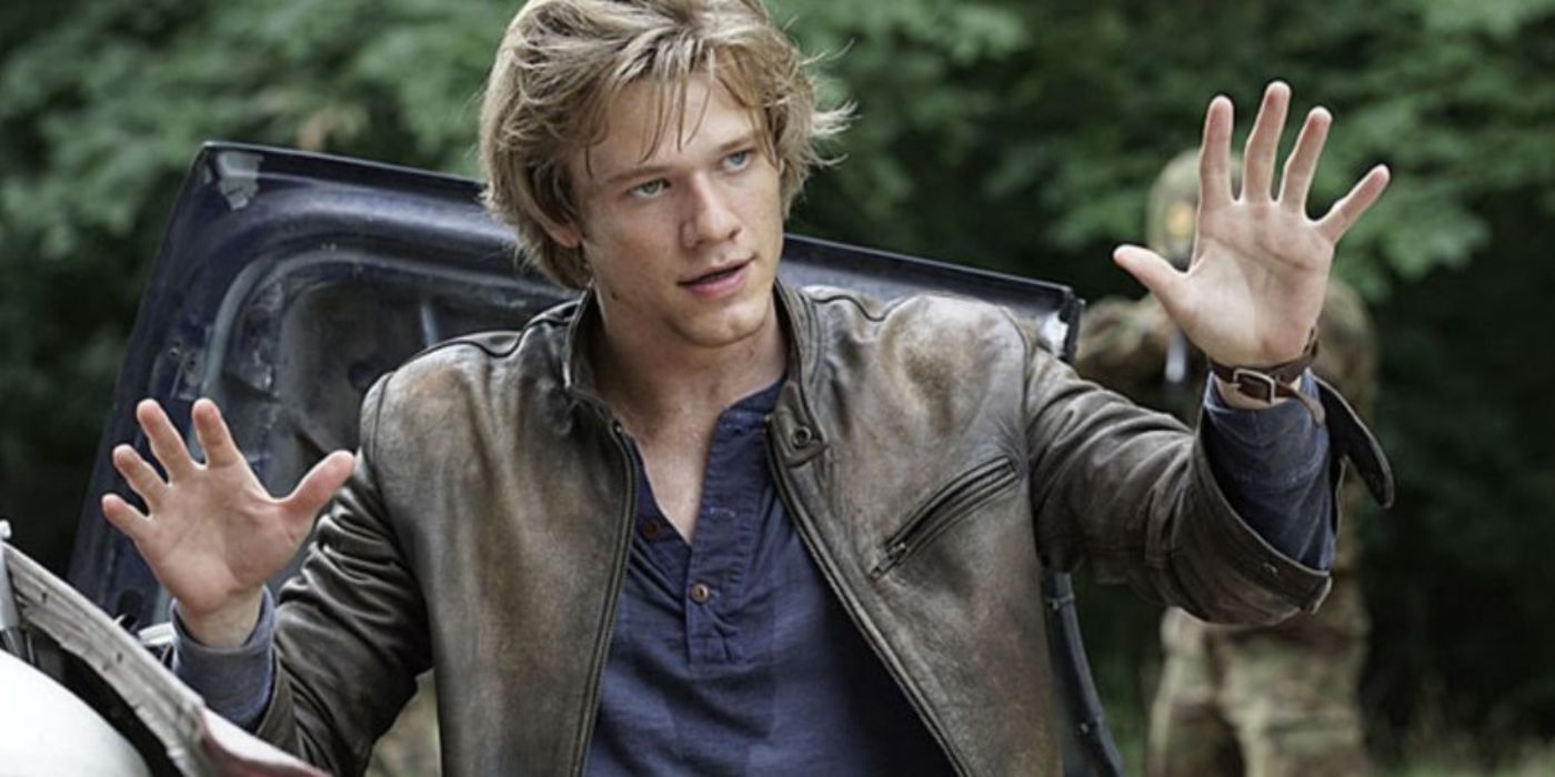 Angus MacGyver (Lucas Till) está com as mãos levantadas em sinal de rendição em MacGyver (2016).