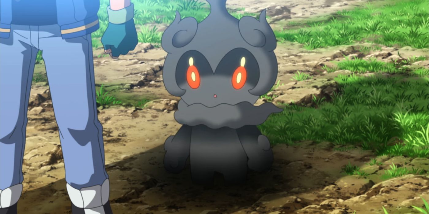 Pokemon anime'de Ash Ketchum'un bacağının arkasında duran Marshadow