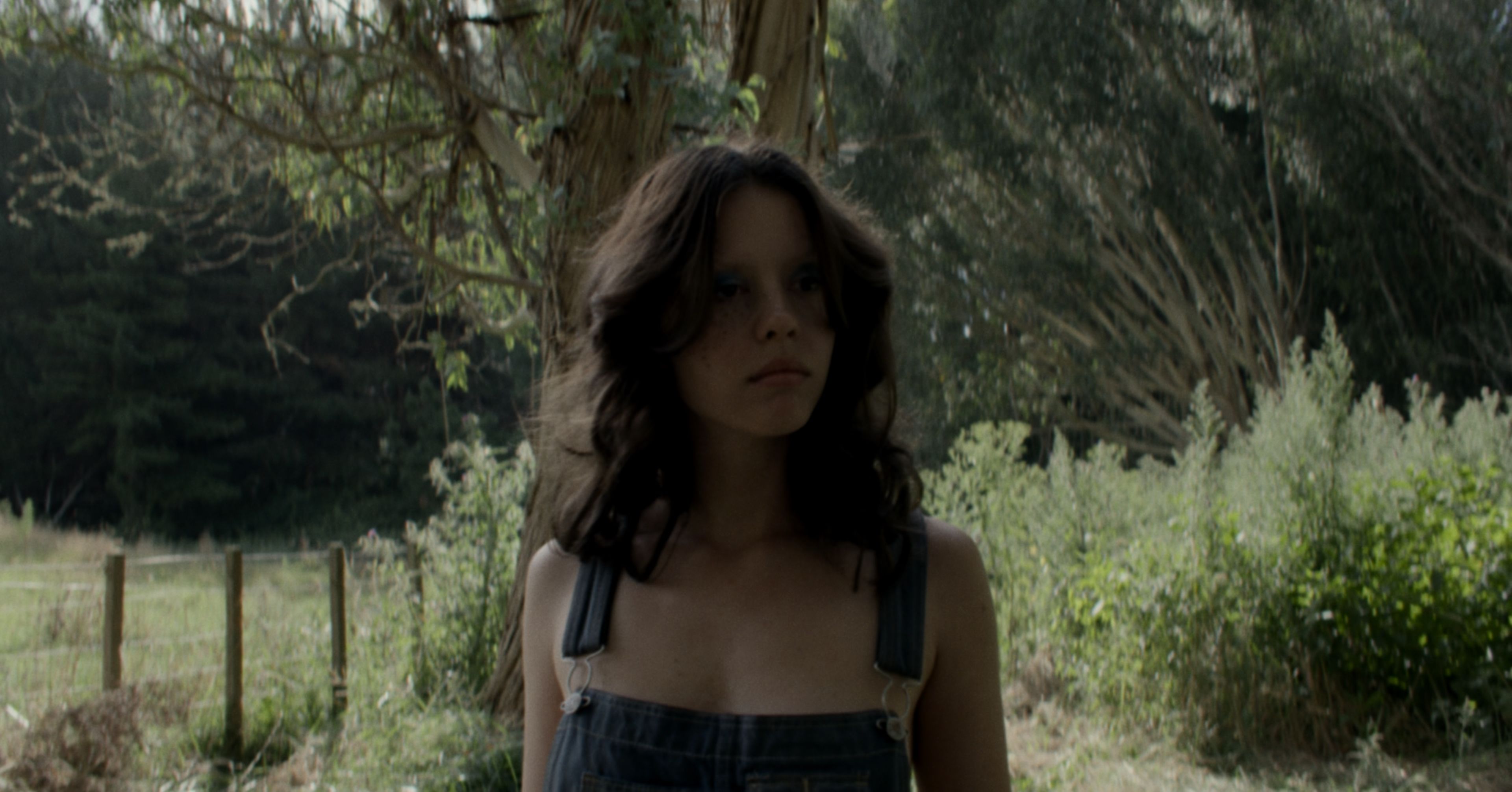 Mia goth usando olhares gerais para alguém no filme x