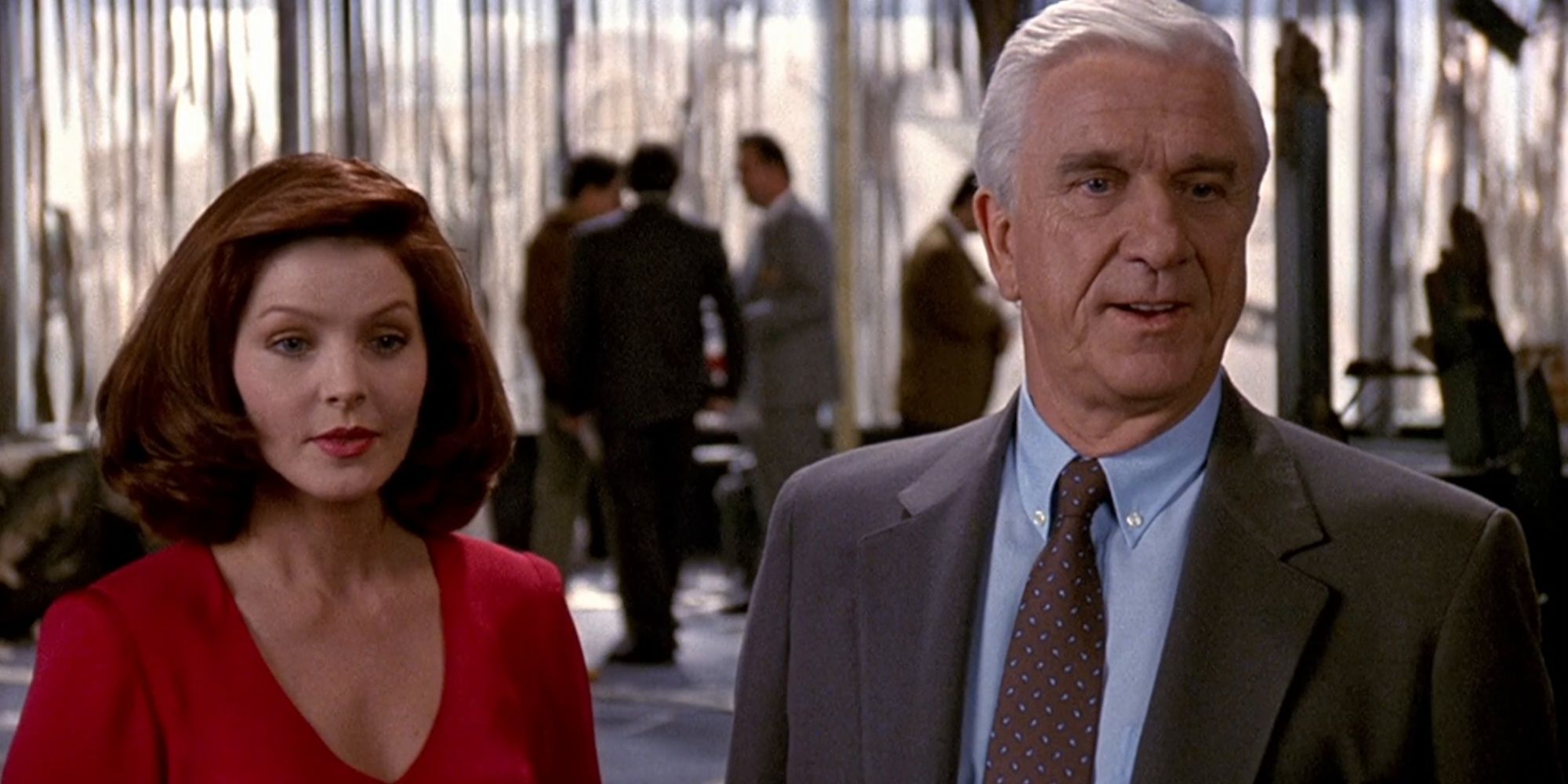 Frank Drebin, çıplak silah 2'de bir suç mahallinde duruyor