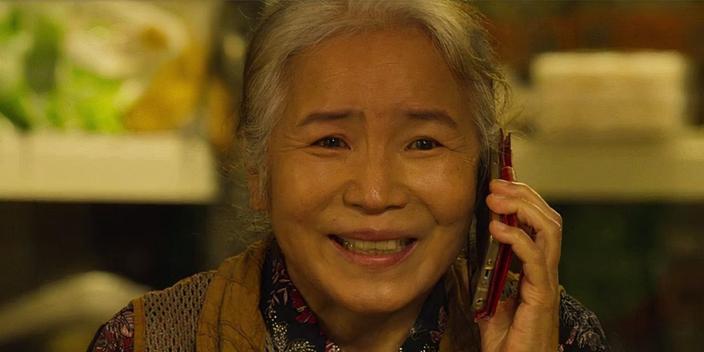 A mãe de Cho Sang-woo parece feliz enquanto fala ao telefone no jogo de lula